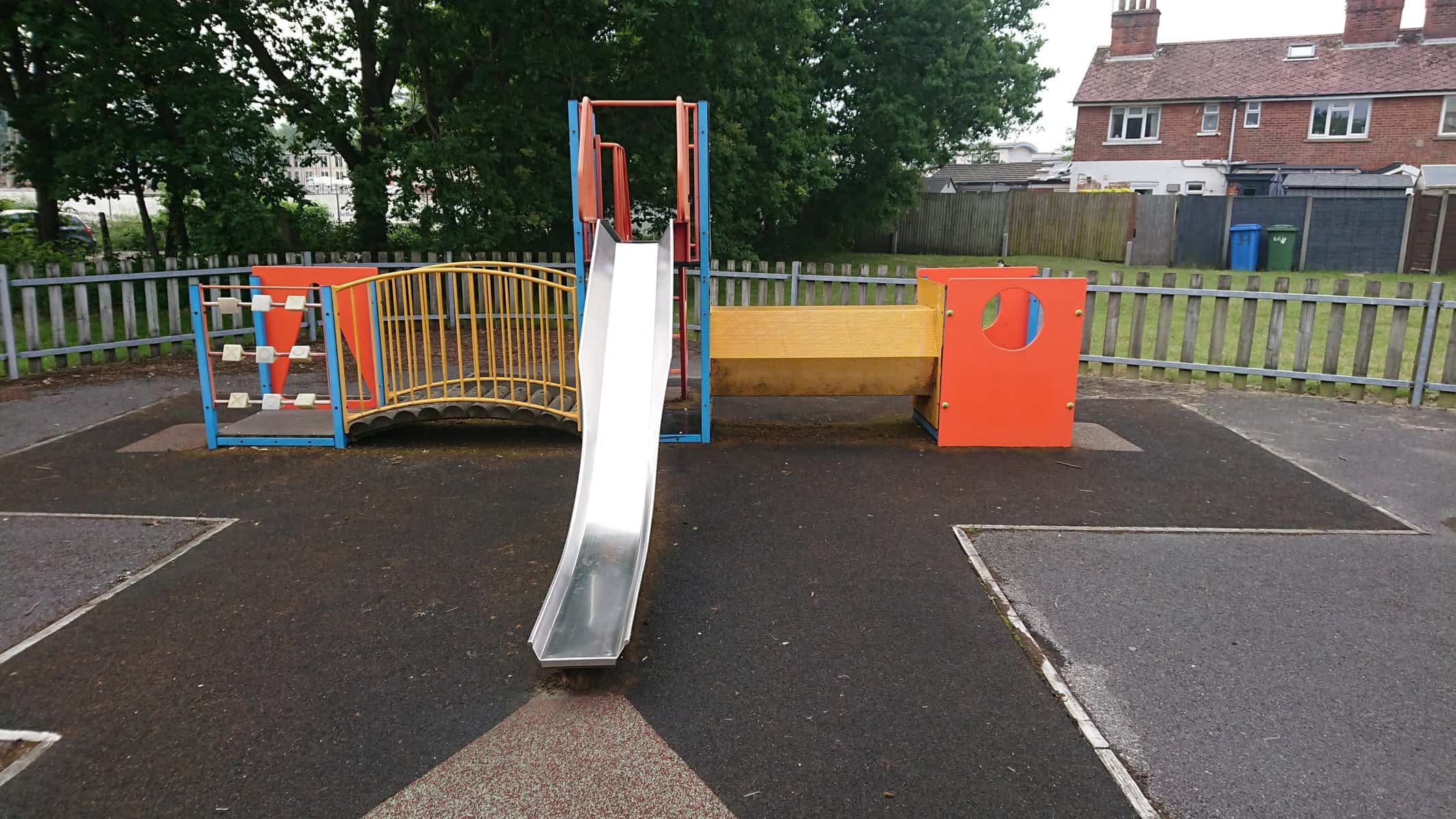 Elles Court Play Park, Farnborough, Hampshire freeparks.co.uk