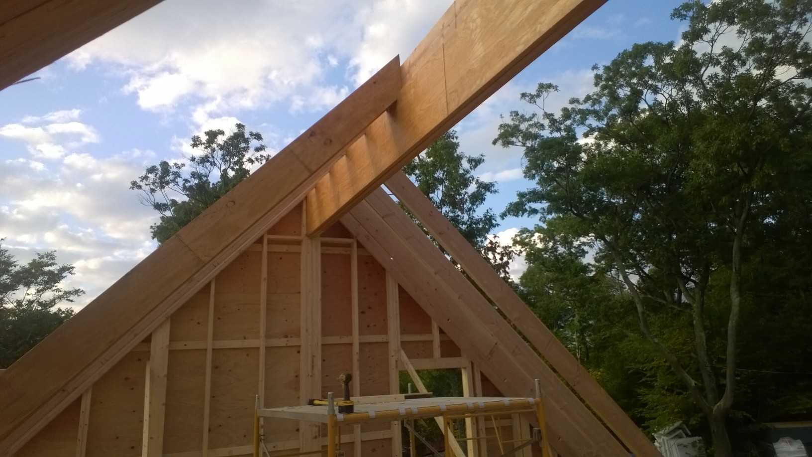 Rafter construction against Timber trusses Freimans