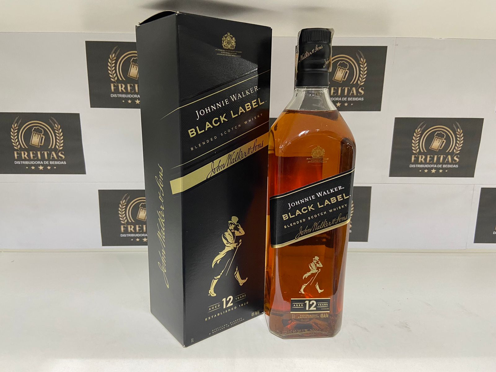 WHISKY JOHNNIE WALKER BLACK LABEL 1 LITRO Freitas Bebidas
