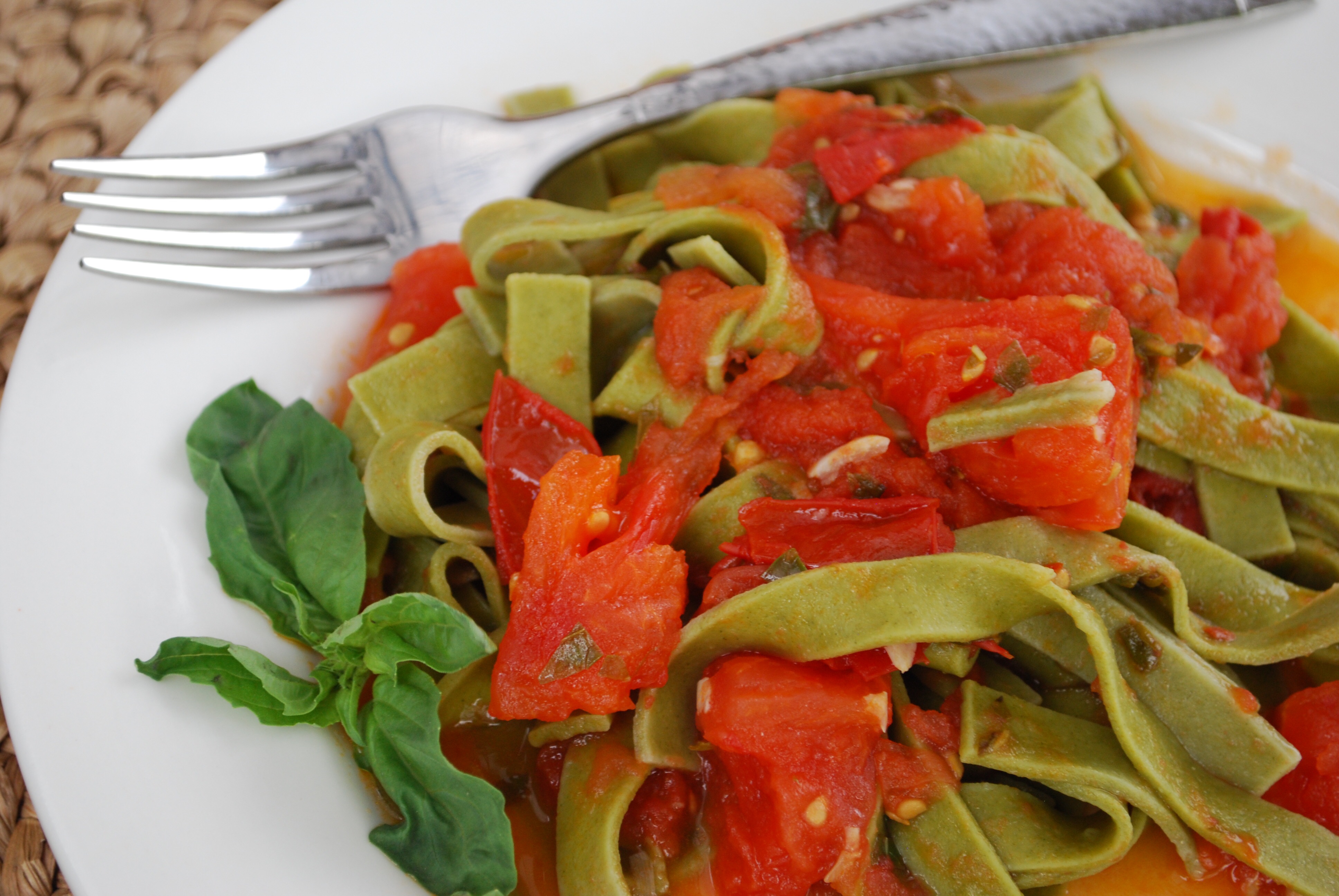 Easy Pasta Recipe Spinach Fettuccine w/Fresh Tomato Basil Sauce