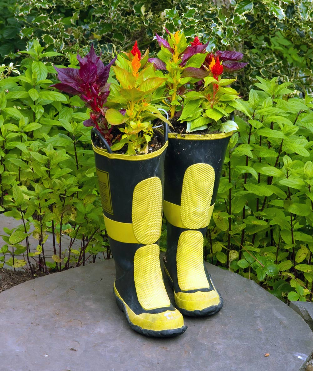 Rain Boot Planters (DIY Guide and 15 Ideas Gallery)