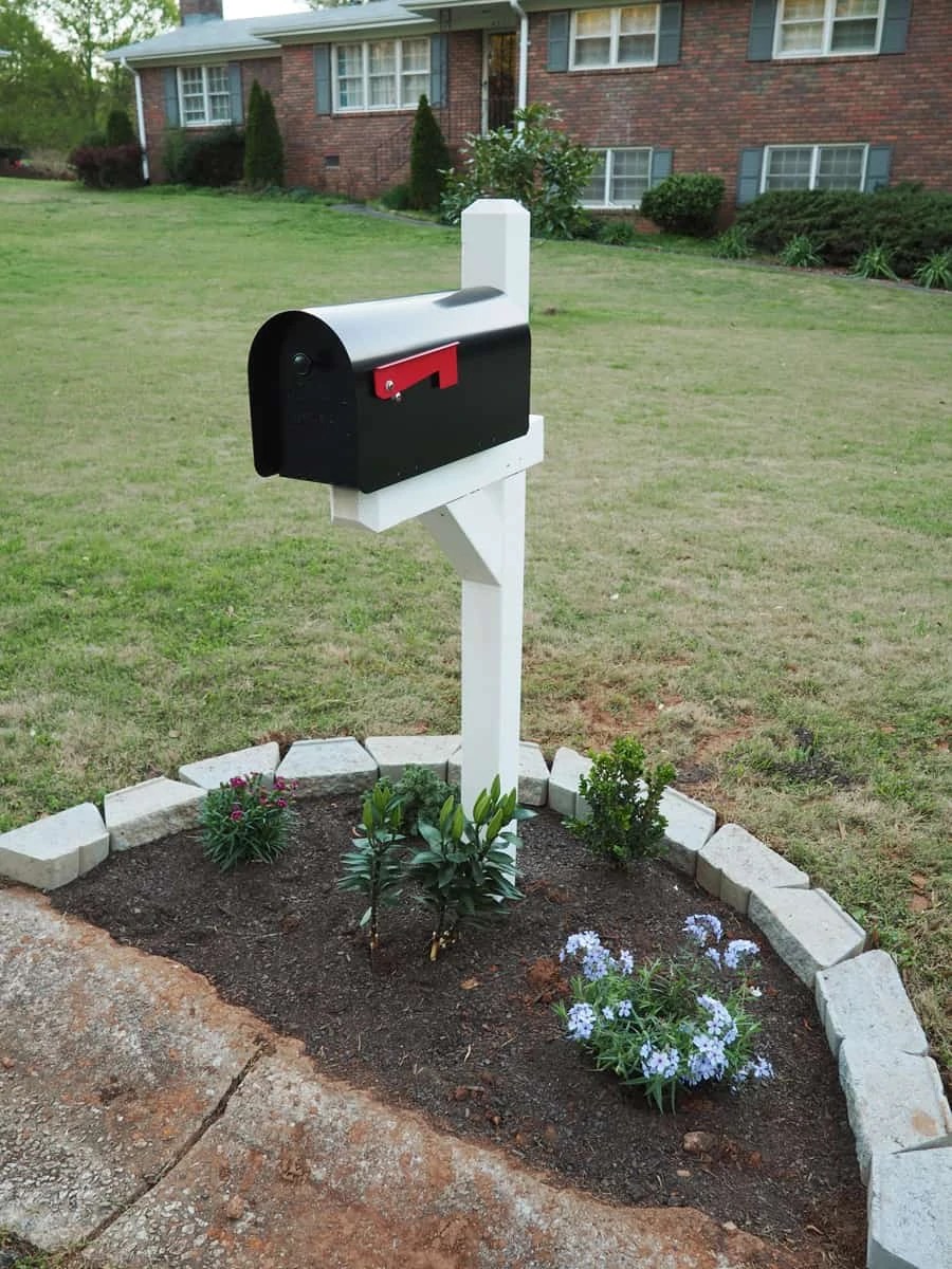 25 Mailbox Landscaping Ideas for the Best Curb Appeal