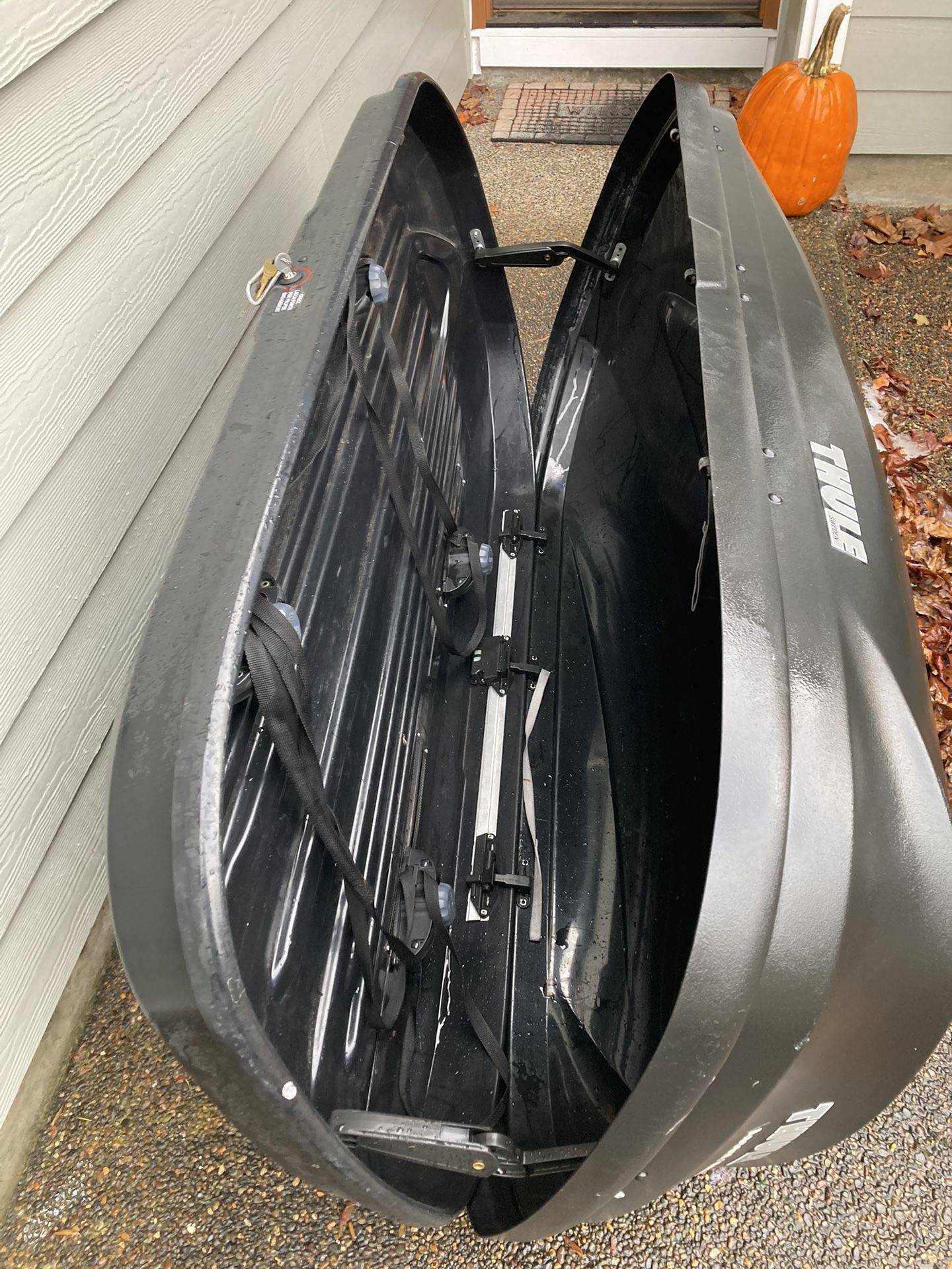 Rent Thule Ascent 1500 Rooftop Cargo Box in Newberg, OR FriendWithA