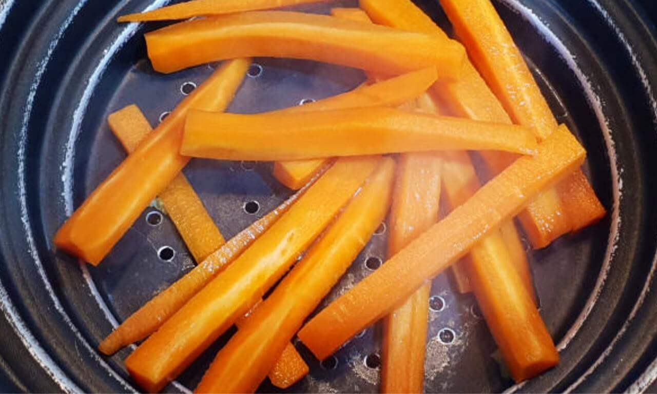 Chips di carote in friggitrice ad aria, meglio delle patatine fritte