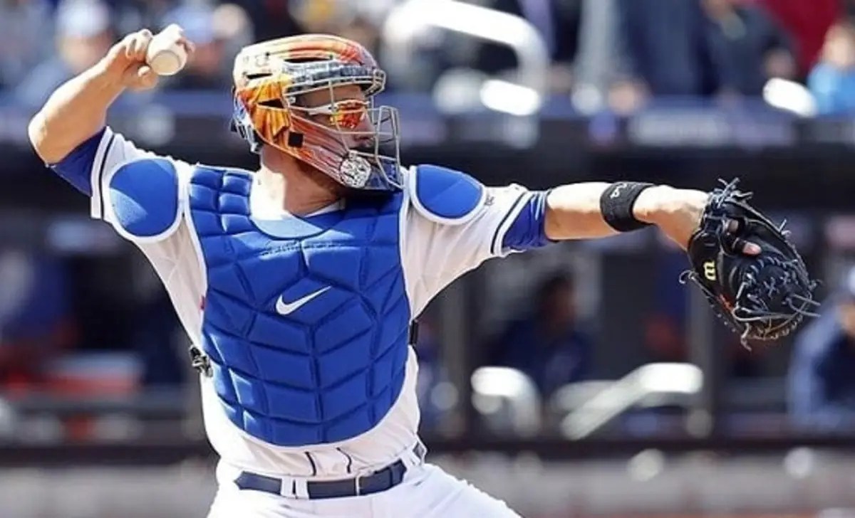 Here's How To Clean Each Part Of The Catchers Gear With A Deodorizer Spray