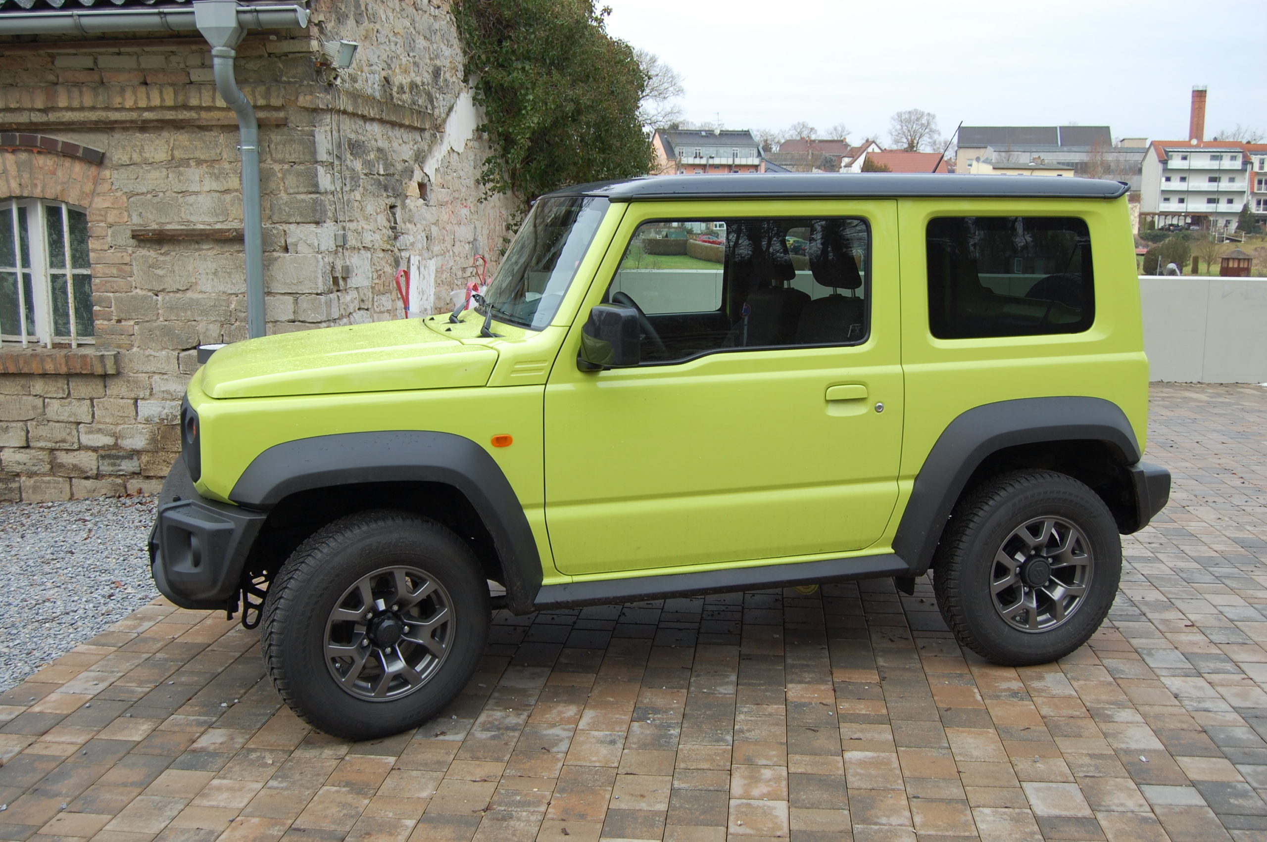 Suzuki Jimny der kleine Geländewagen zeigt Kante