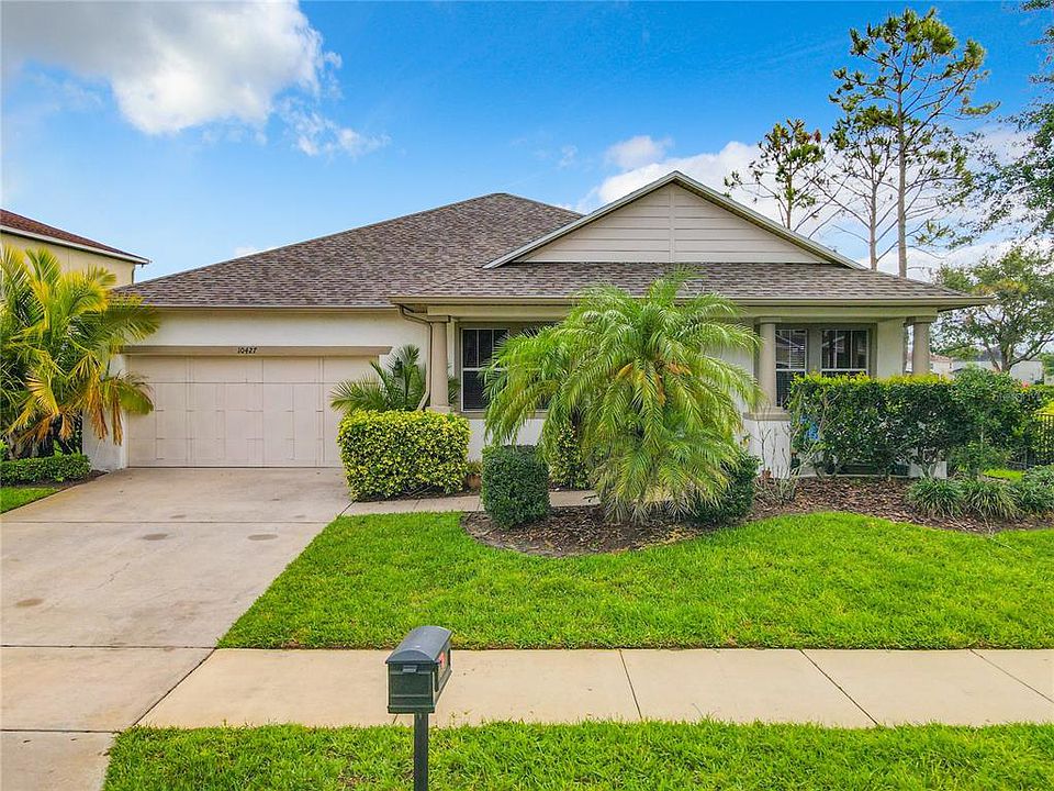 Lavish Comfort Touring HighEnd Homes in Southampton’s Prestigious