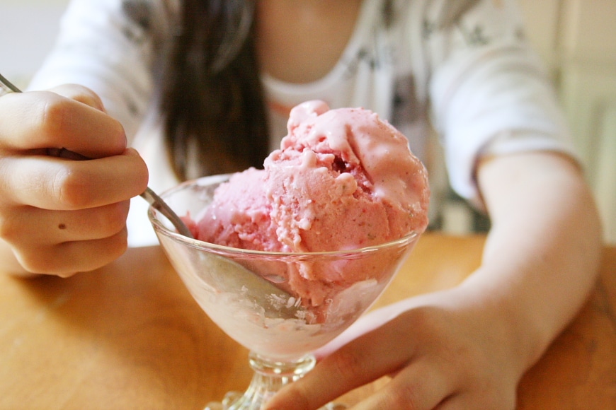 Strawberry Frozen Yogurt (Without an Ice Cream Maker!)