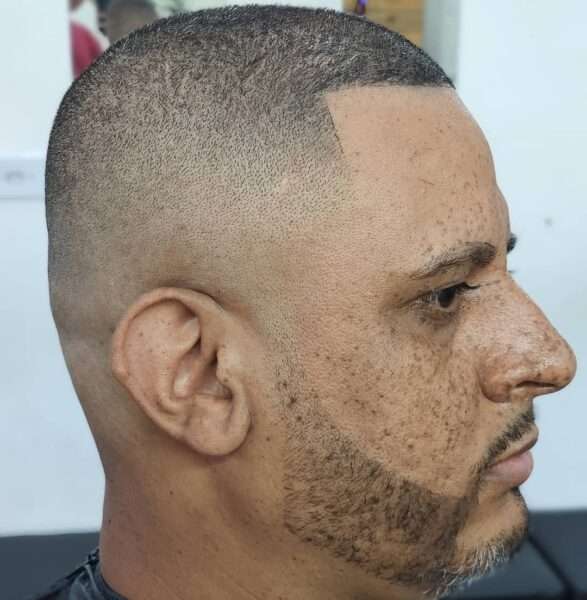 Modne fryzury męskie młodzieżowe 2021 (55 zdjęć) z