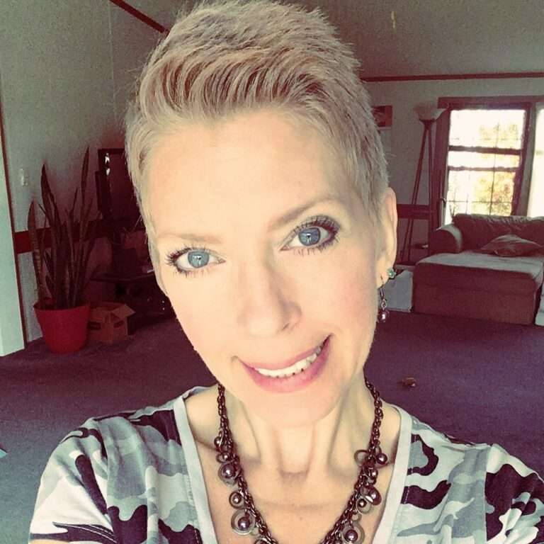 Modne fryzury damskie krótkie dla 50 latki 2021 (50 zdjęć