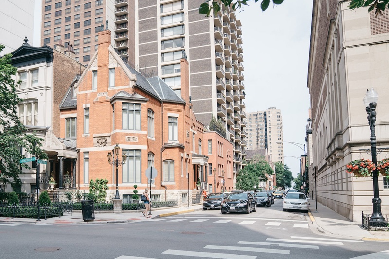 The History of Chicago’s Gold Coast Neighborhood Doorsteps Rent