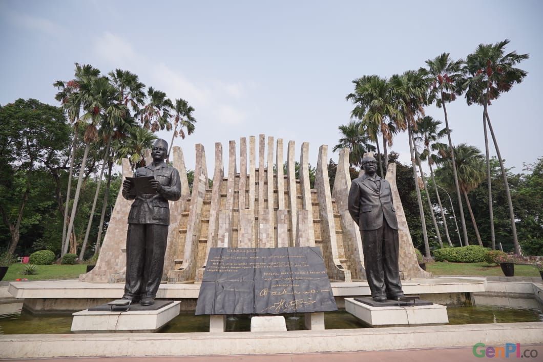 Hal 2 : Merekam Jejak Sejarah di Tugu Proklamasi