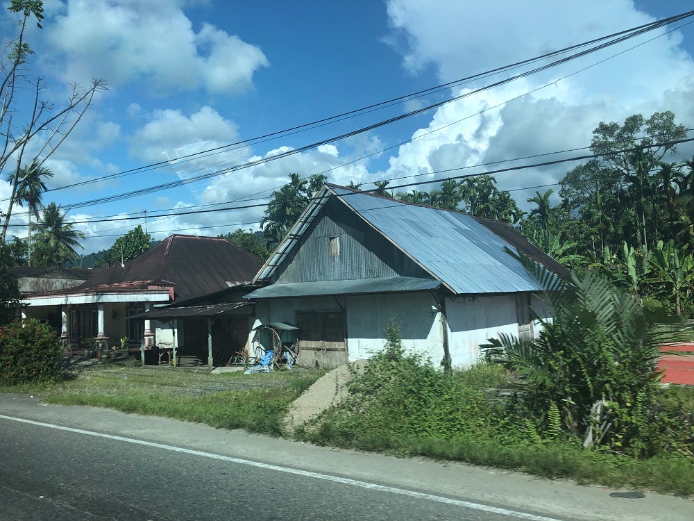Ini Alasan Mengapa Seng Jadi Atap Rumah di Minang