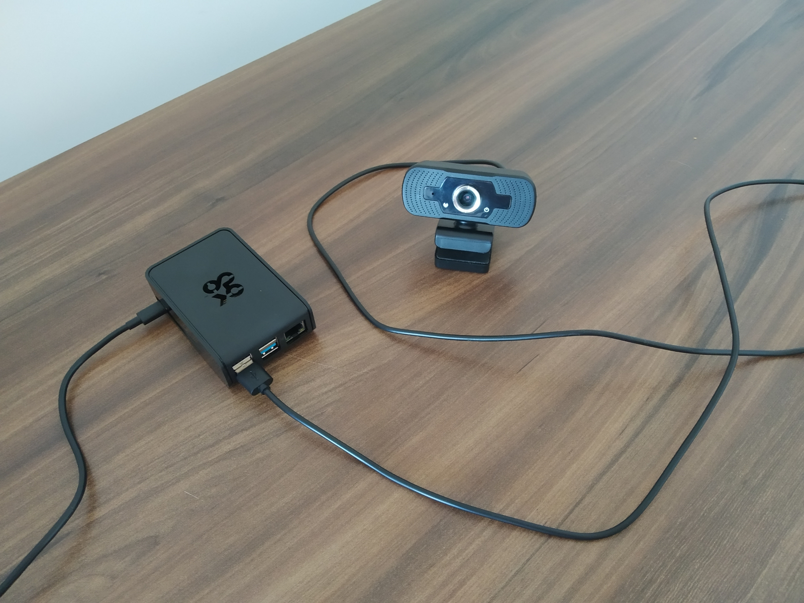 Streaming video and audio of an USB webcam to multiple users of a