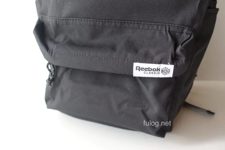 オールブラックに、リーボックロゴのシンプルなデザインの為、家族兼用で使えるのがうれしいですね。