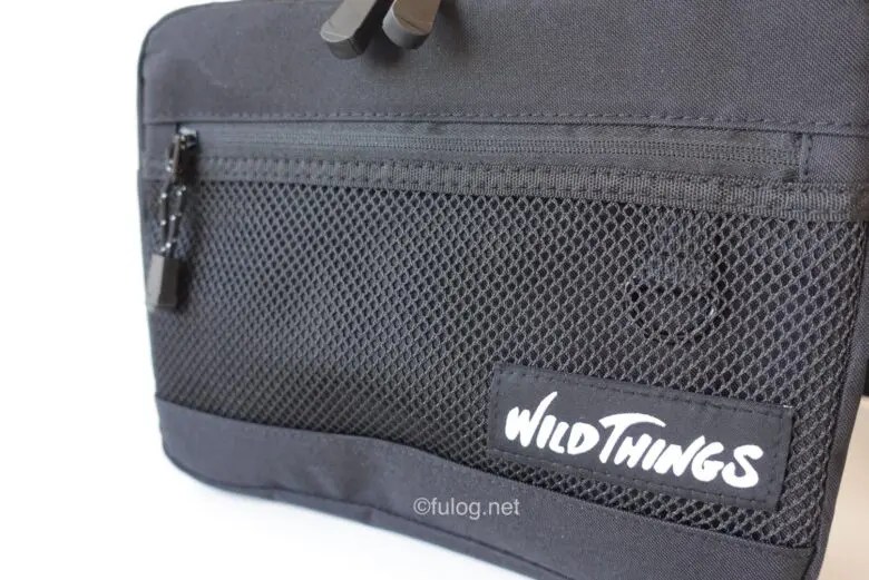 バッグは撥水加工された素材に、メッシュポケットがポイントになったデザイン。 ロゴタグが目立っていますね！ メッシュポケットの中にはキーリング付き！