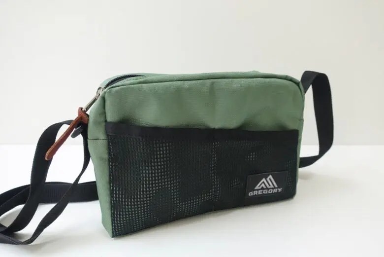 カーキーは本革のブラウンの引き手の色とよくあっていてより素敵でした！