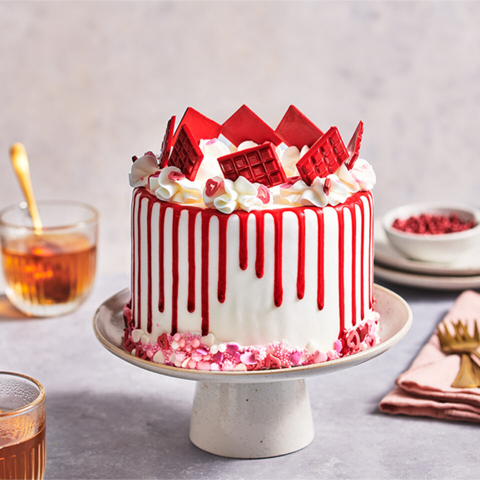 How to make red cake decor for a stunning cake