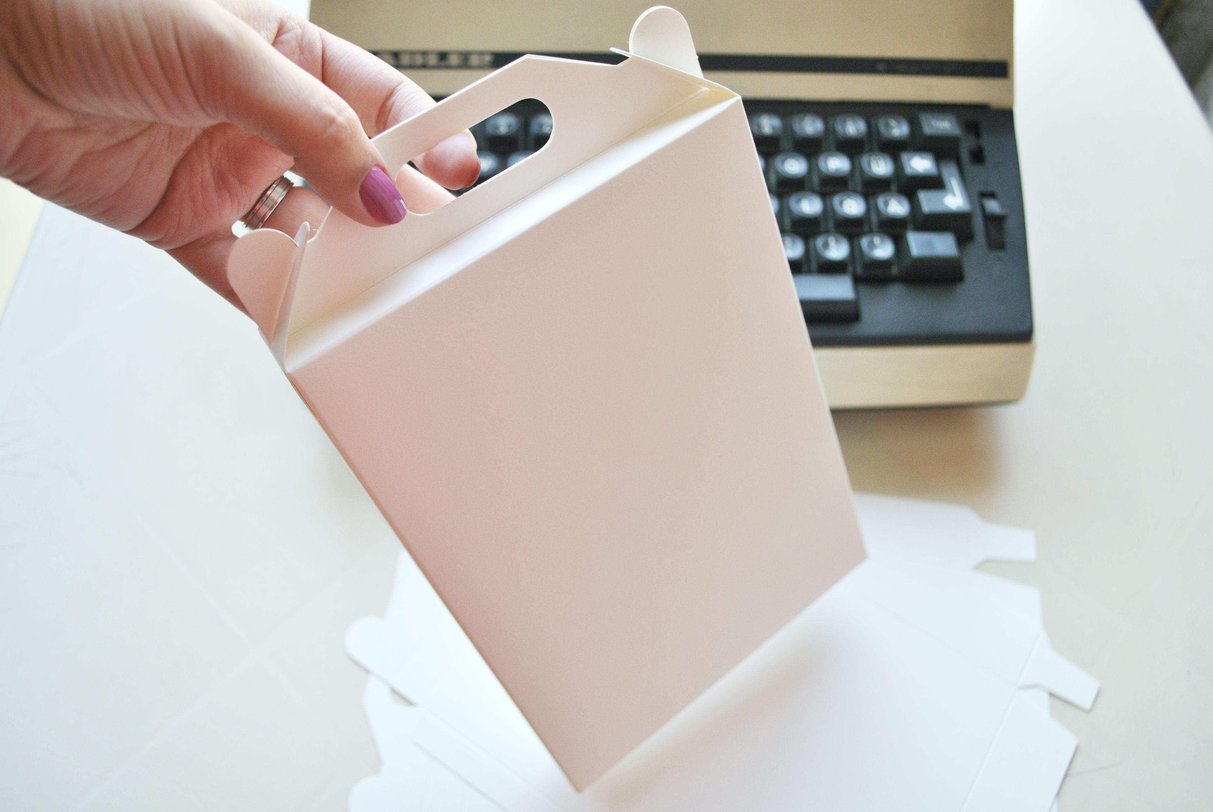 New gable boxes; handle boxes; gift boxes