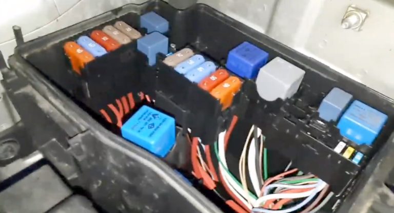 Fuse box diagram Vauxhall Opel Vivaro B (2G) relay with assignment and