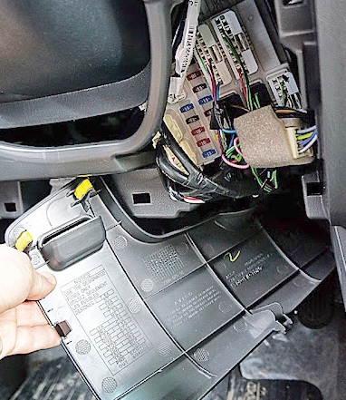 Fuse box diagram Toyota Hilux 7G and relay with assignment and location