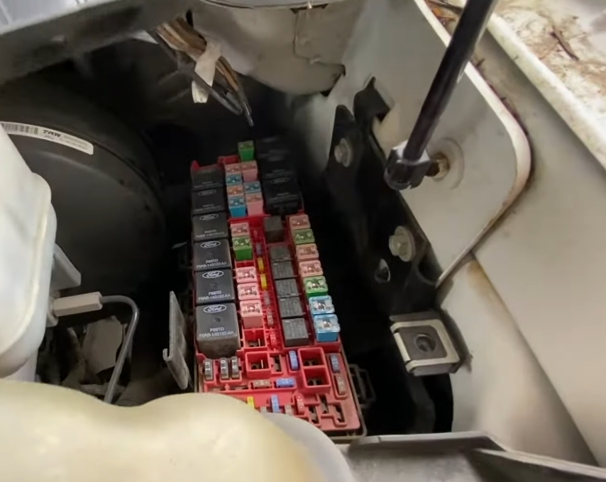 Fuse box diagram Ford F250 F350 F450 F550 2008 2009 2010 relay with