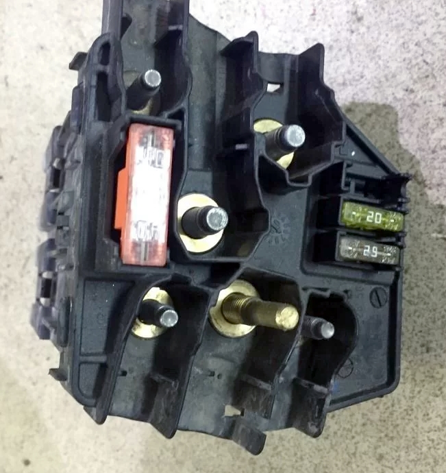 Fuse box diagram Mercedes w221 and relay with designation and location