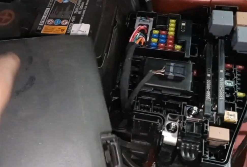 Fuse box diagram Kia K5 2020 - 2025 relay with assignment and location