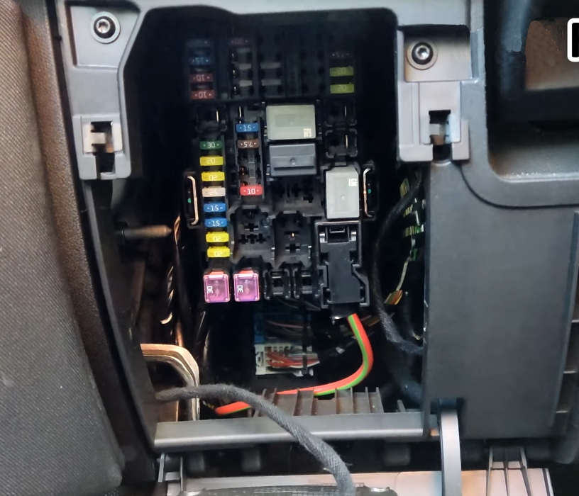 Fuse box diagram Vauxhall Opel Corsa E with assignment and location