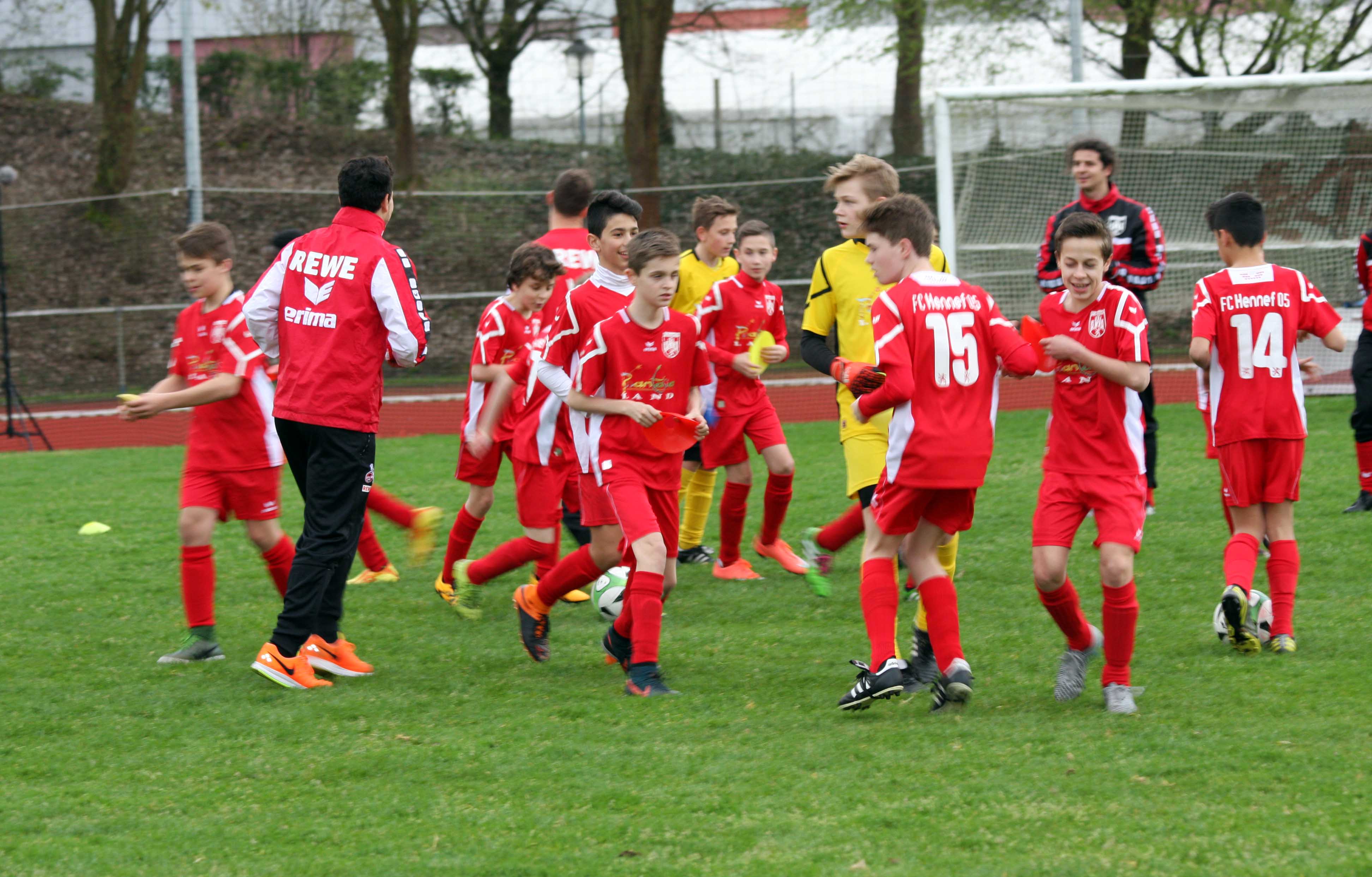 FCProfis kicken mit unseren DJugenden FC Hennef 05