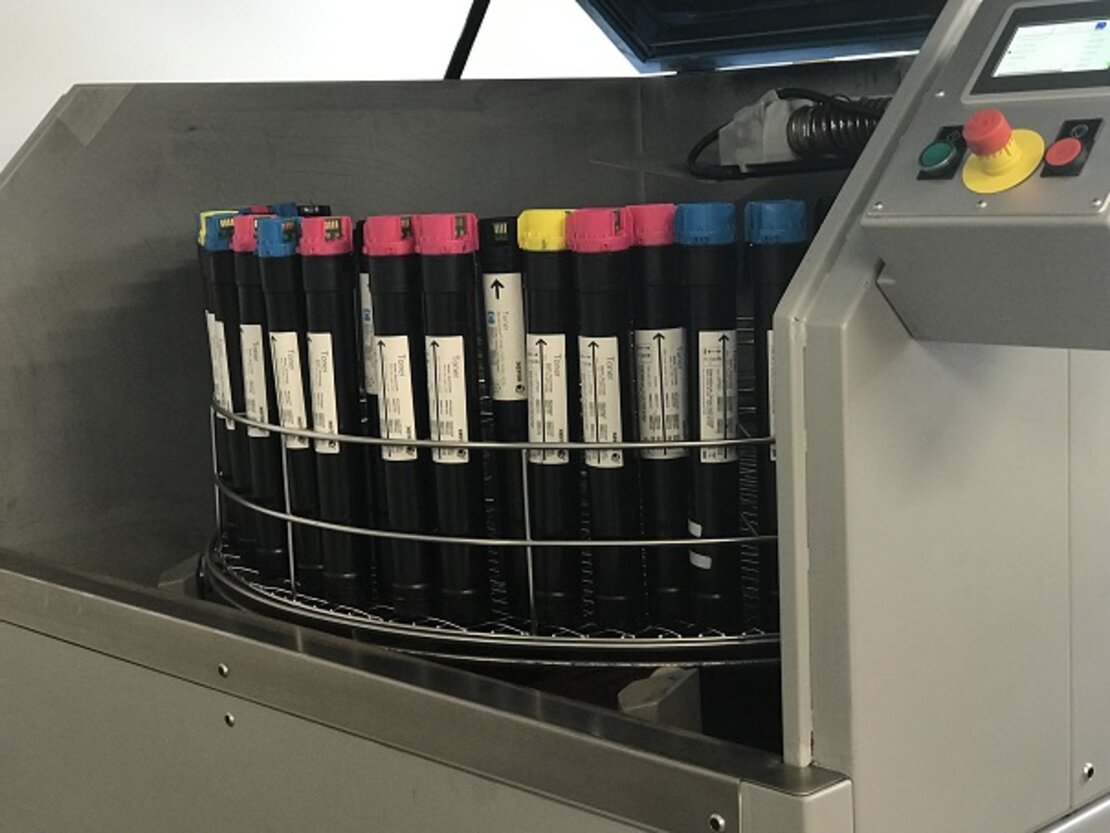 Futor AG 自動トナーカートリッジのクリーニングおよび空にするマシン、