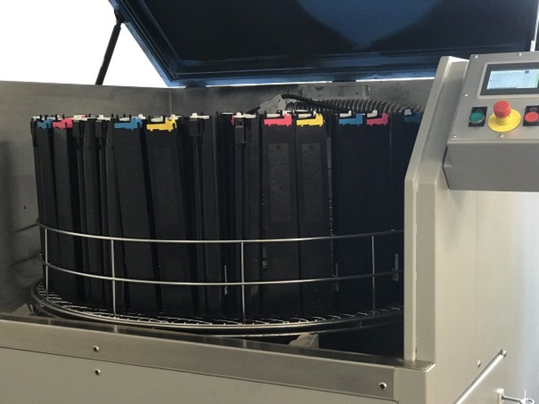 Futor AG 自動トナーカートリッジのクリーニングおよび空にするマシン、