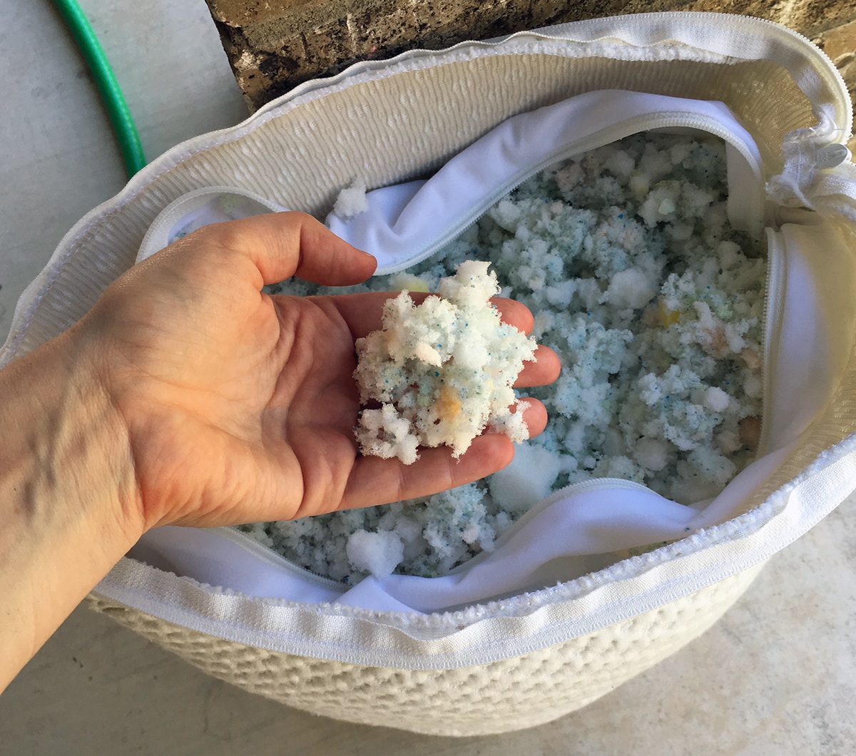 What Are Pros and Cons of Different Types of Pillow Fillings? Fuzzi