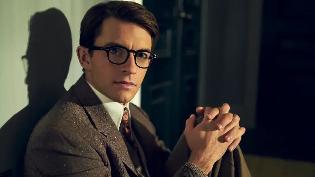 Jonathan Bailey in a still from Fellow Travelers