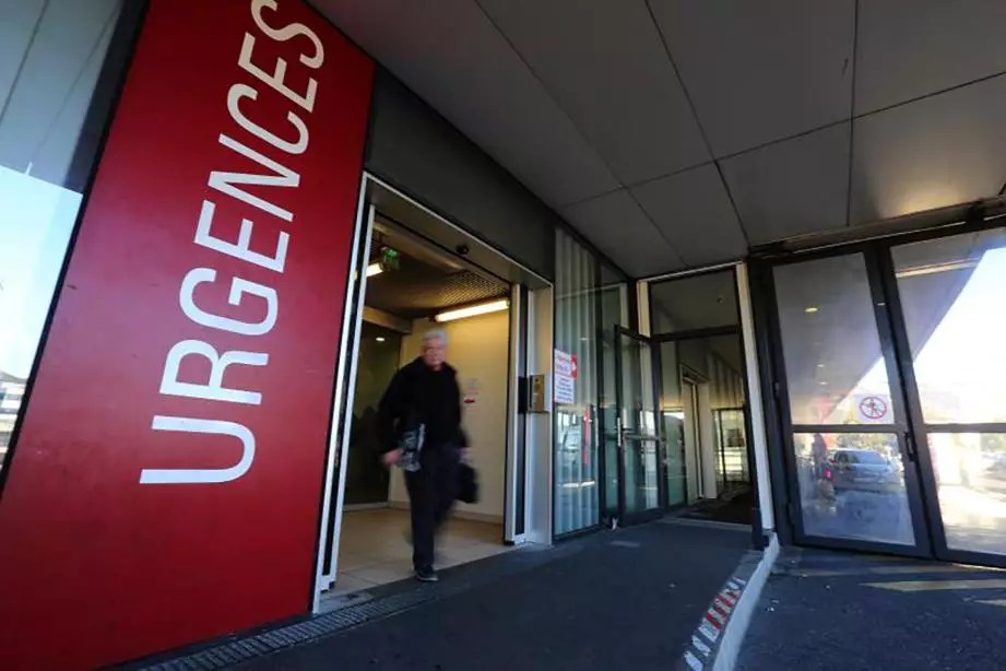 Conduit aux urgences, un SDF menace de mort et crache sur le personnel avant d'uriner dans la