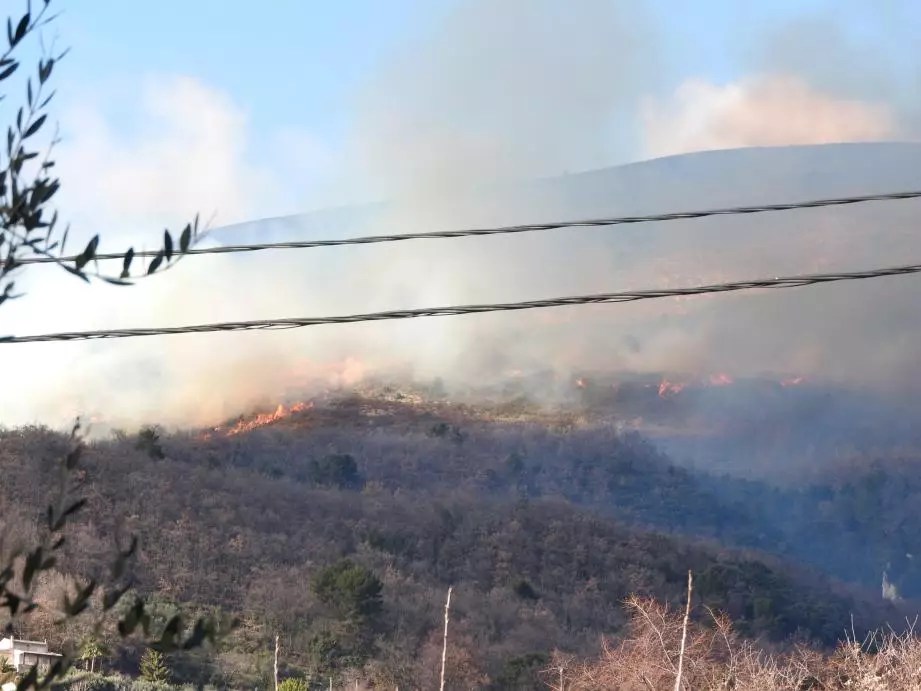 Un violent incendie se déclare dans les AlpesMaritimes, six hectares