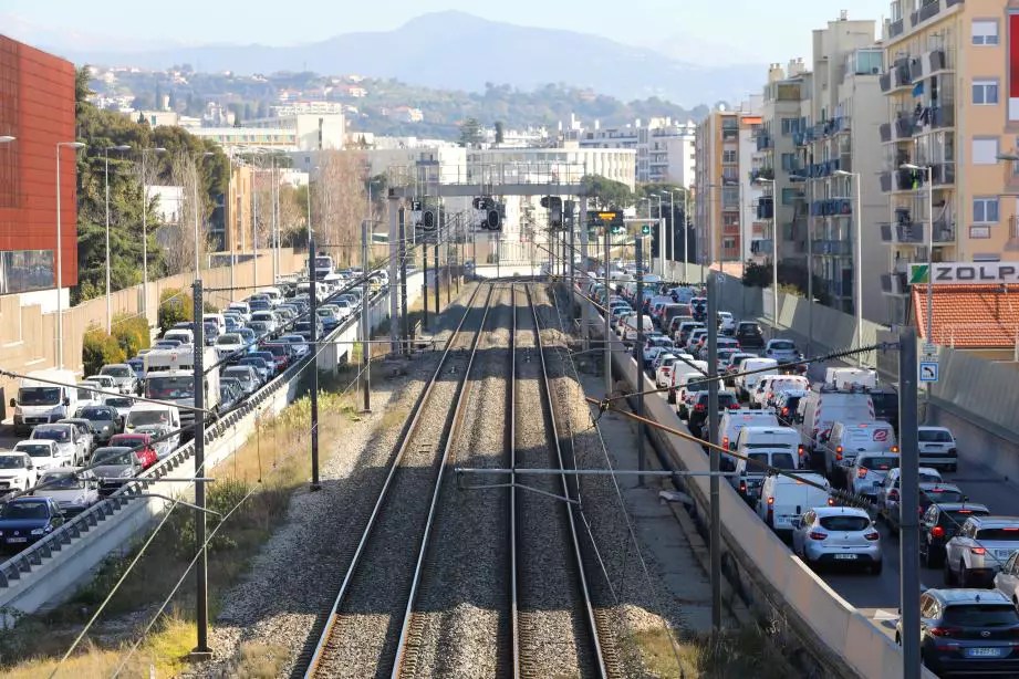 Un accident sur la voie Mathis complique fortement la circulation ce