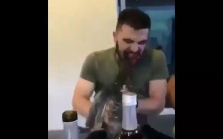 L'homme filmé en train de décapiter un coq avec les dents poursuivi par