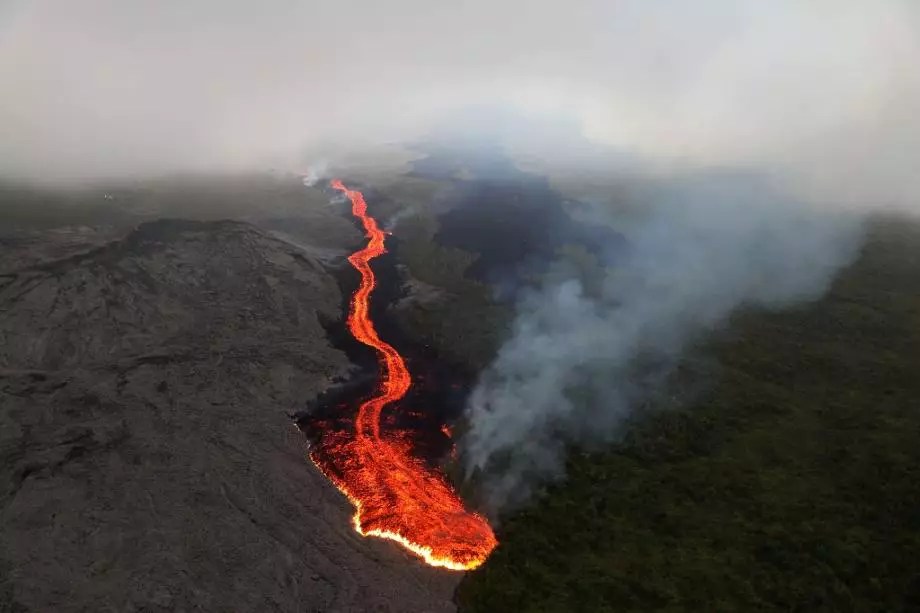 VIDÉO. Le Piton de la Fournaise entre en éruption à La Réunion pour la