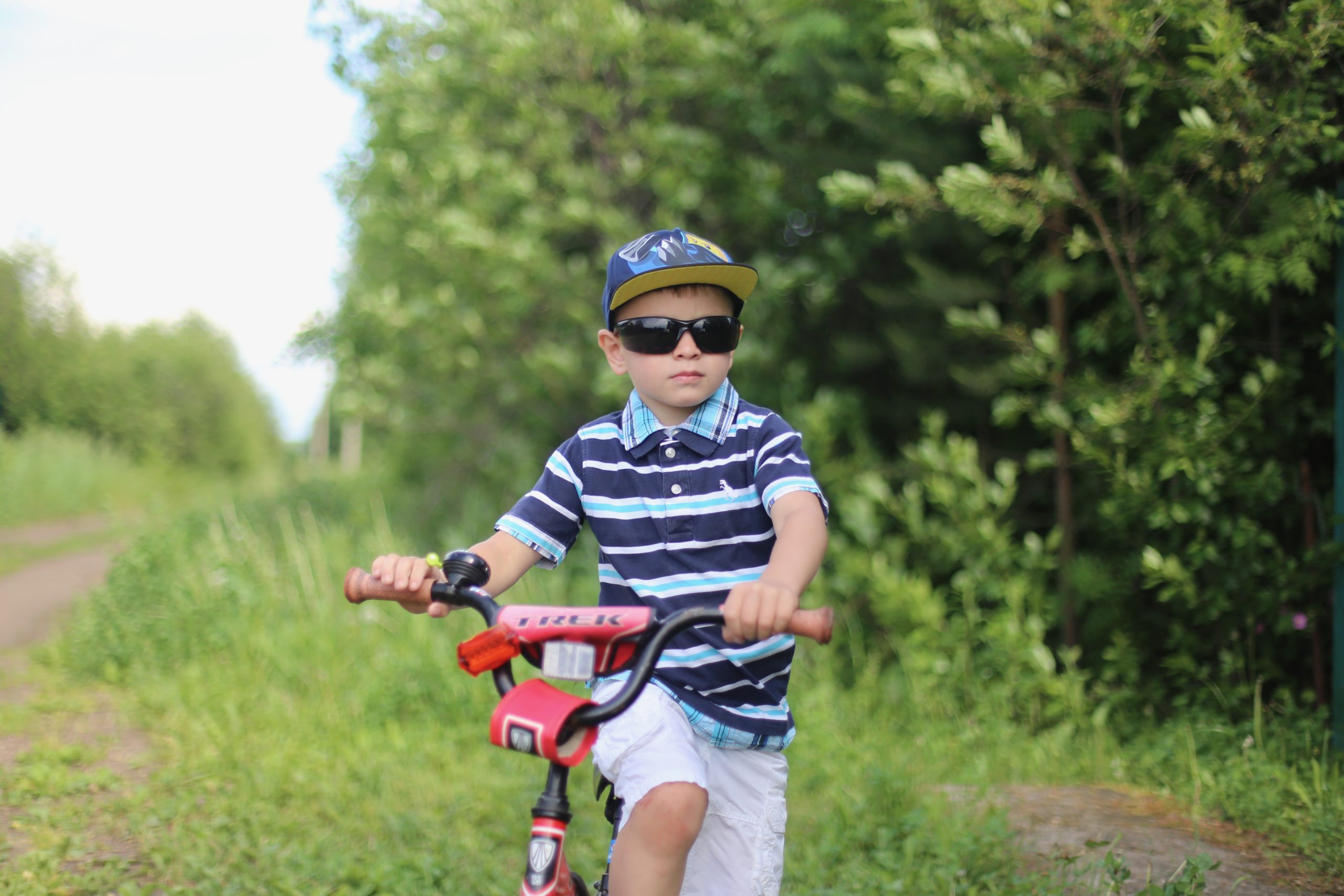 Как правильно учить ребенка кататься на велосипеде? Хитрости и советы