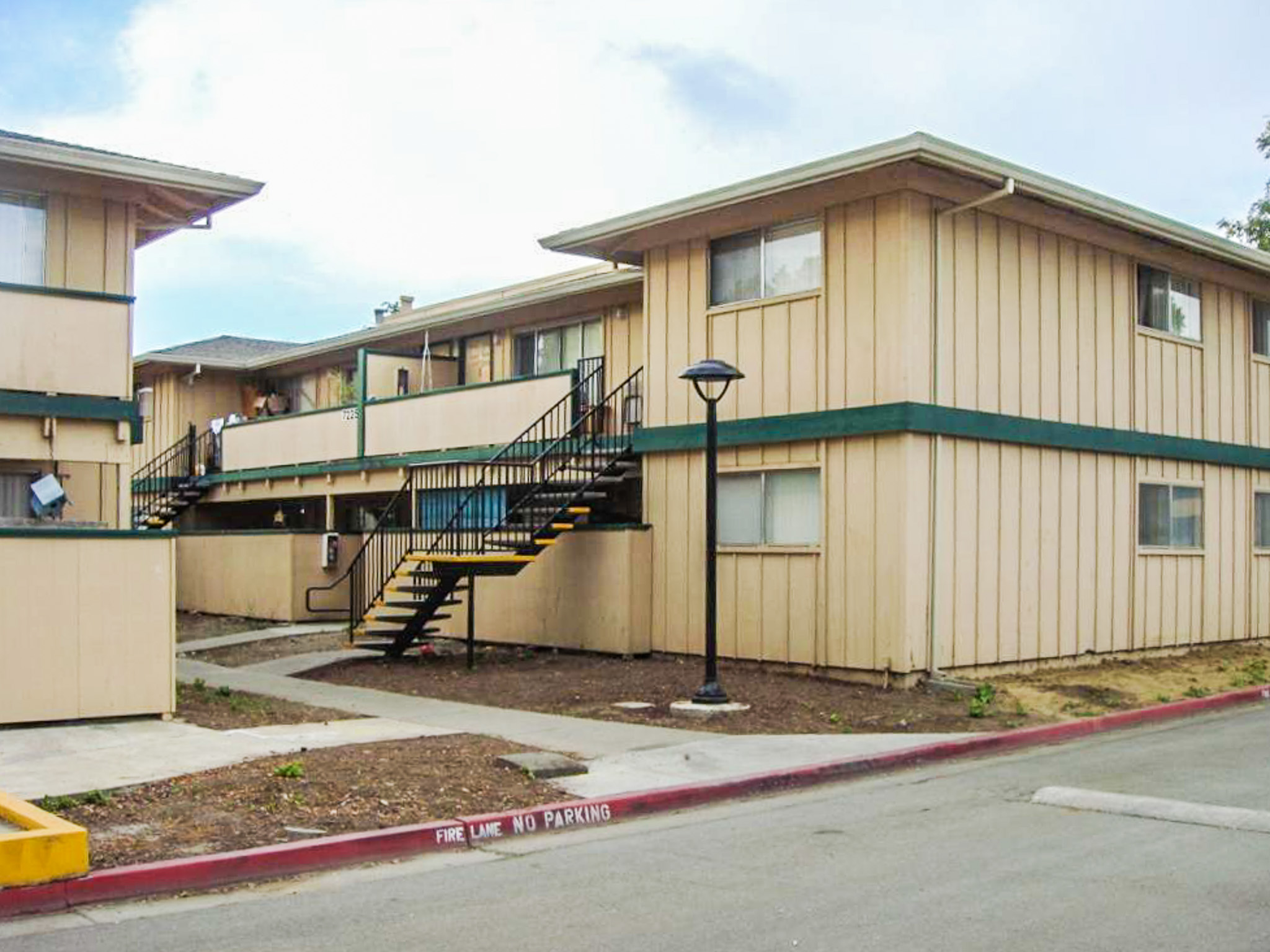 Clarendon Street Apartments in San Jose, California, prior to renovations. (Photo courtesy Arbor