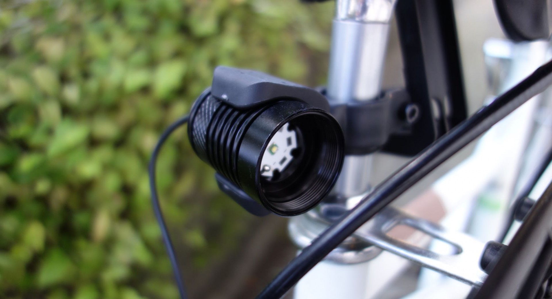 自転車にステレオスピーカー・USBバッテリー・ライト・FMラジオを搭載できる万能Bluetoothスピーカーを試す ガジェットショット