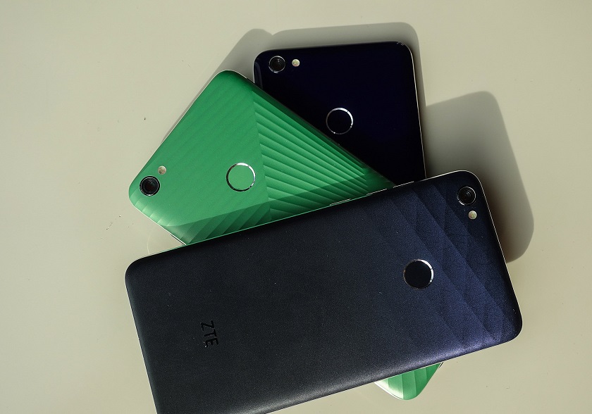 Смартфон ZTE Hawkeye с функцией проматывания текста глазами не