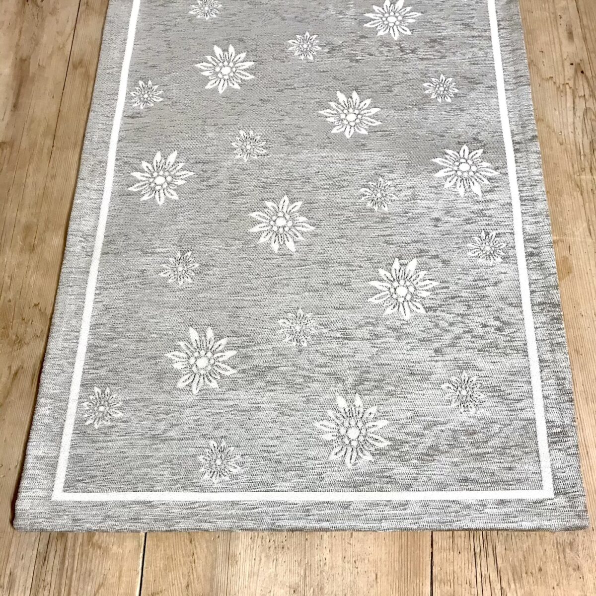 Teppich mit Edelweiß muster, tiroler Landhausstil, beige, BRAIES • Gaidra