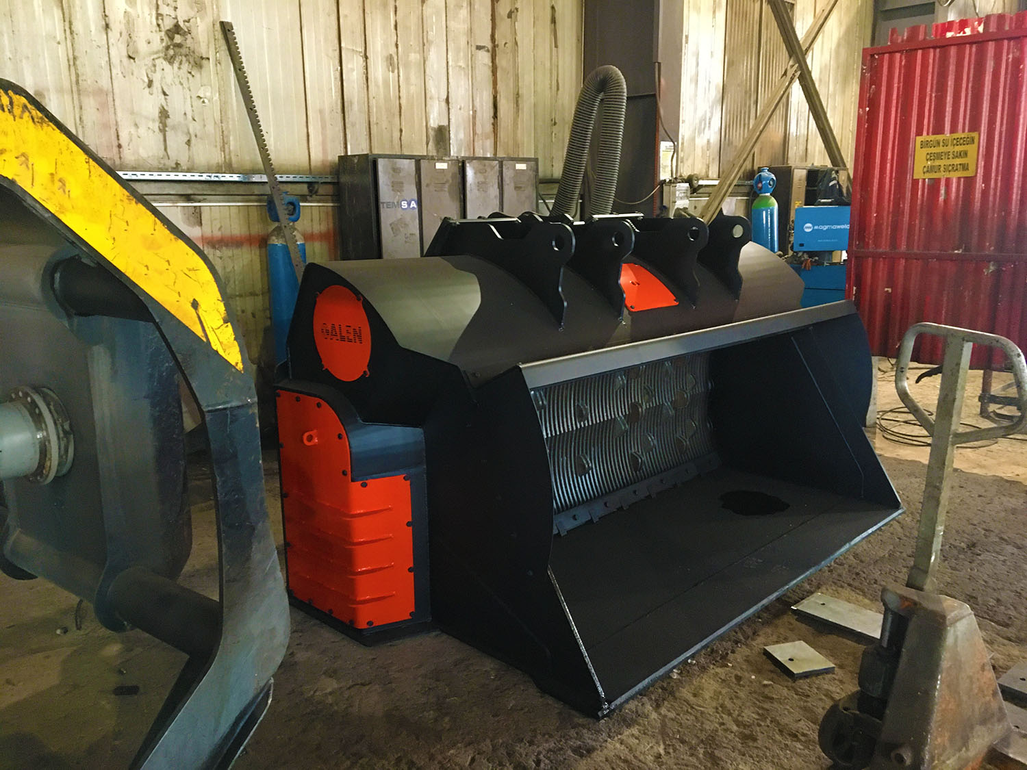 Crushing And Screening Bucket For Wheel Loader Attachments