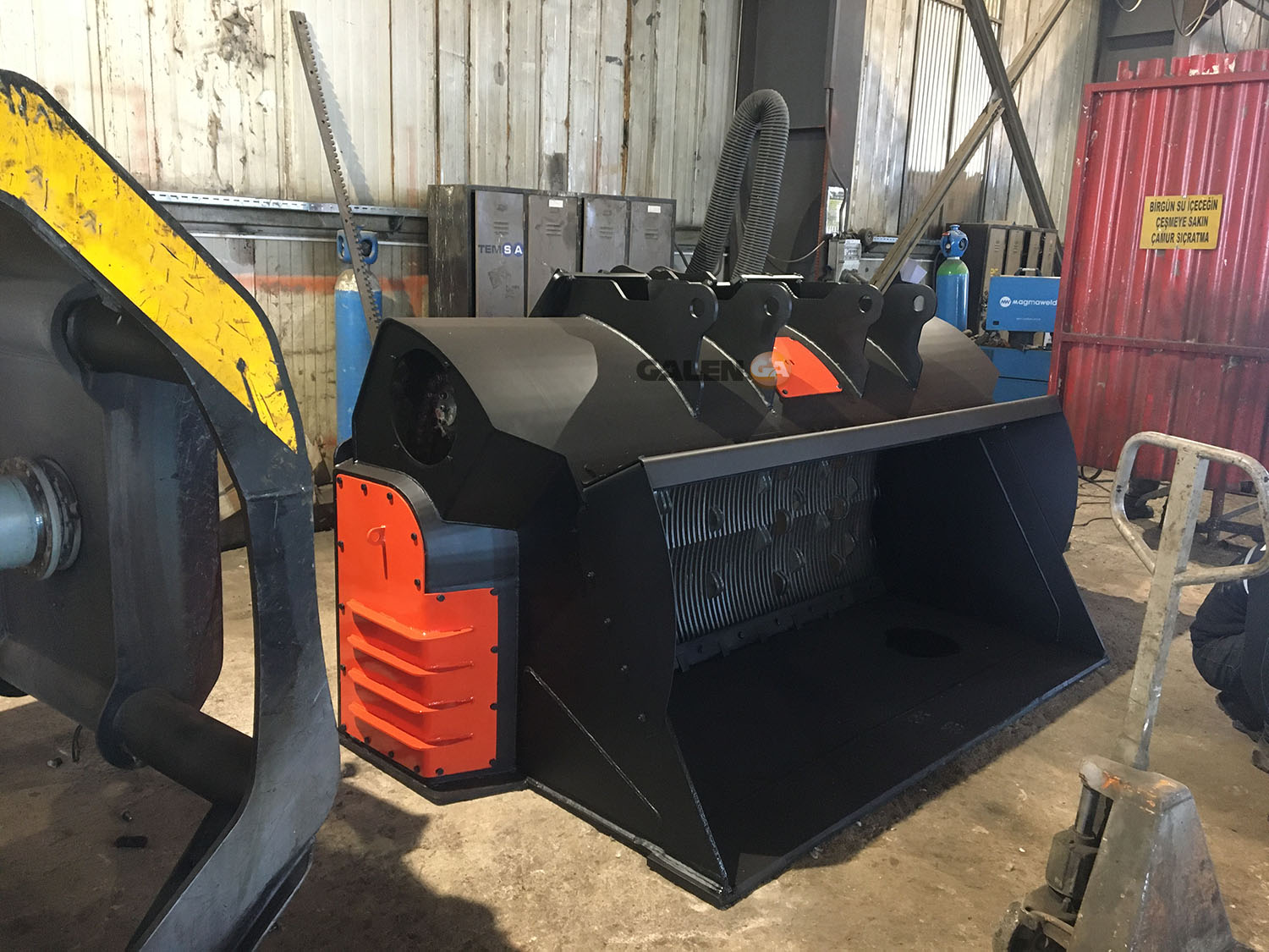 Crushing And Screening Bucket For Wheel Loader Attachments