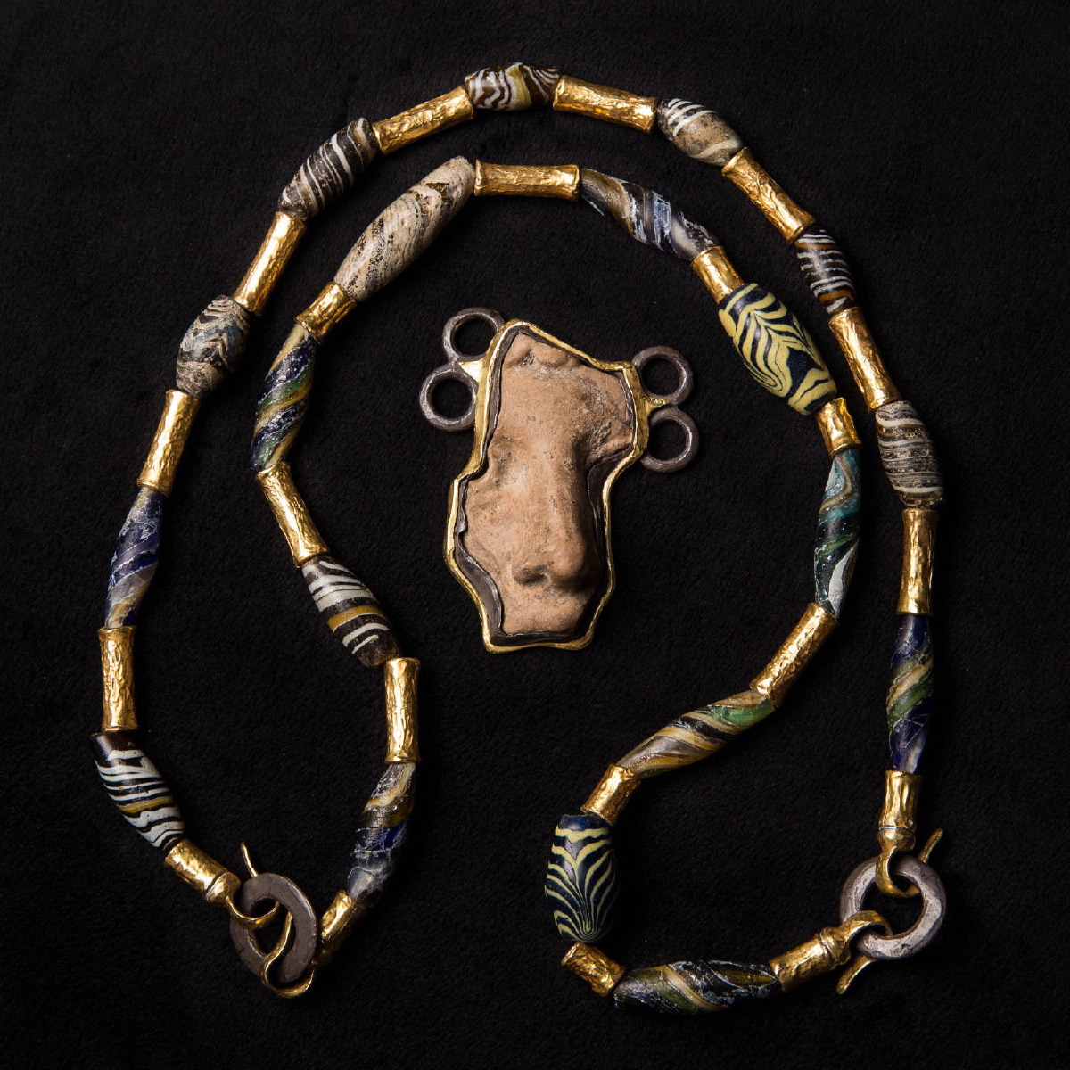 NECKLACE WITH PHOENICIAN GLASS AND ROMAN PORTRAIT Galerie Golconda