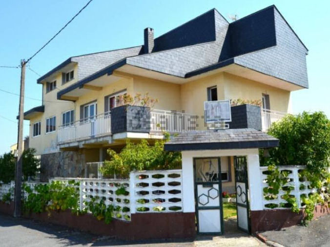 Houses for sale in Galician millionaire country