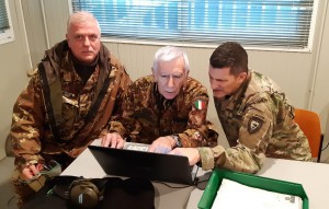 Il Col. Brown ed il Magg. Aspesi prendono visione dei risultati elaborati dal Ten. Macchi