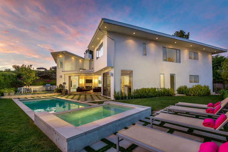 Elite Luxury Homes Venus Modern Luxury Rental in Hollywood Hills/Los